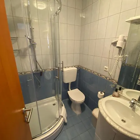 Lav Pensión 3*