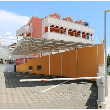 Lav Πανσιόν Primošten